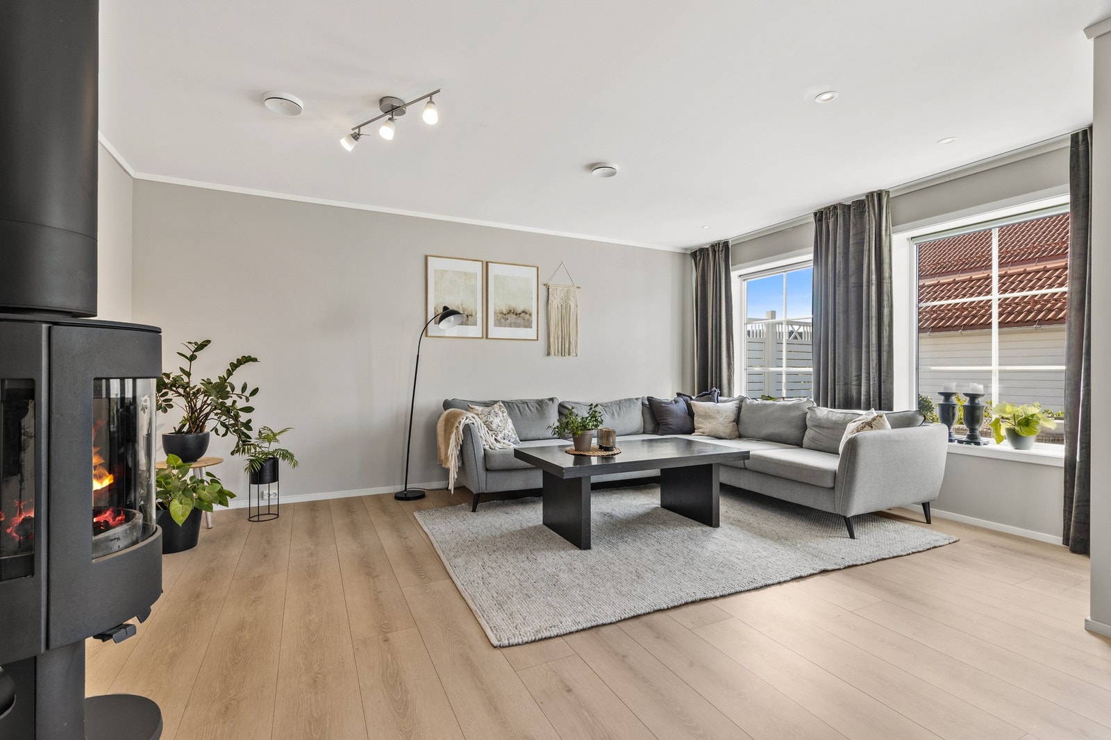 Flere store vindusflater slipper inn rikelig med naturlig lys Galleribilde