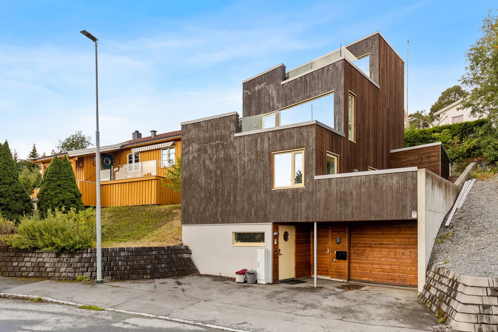 Dette er en arkitekttegnet enebolig fra Byåsen Trevare, med strålende utsiktsforhold og attraktiv beliggenhet på Ugla. Galleribilde