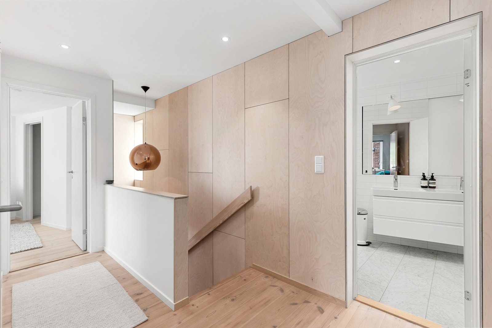 I 1. etasje er det bad og tre store soverom. Galleribilde