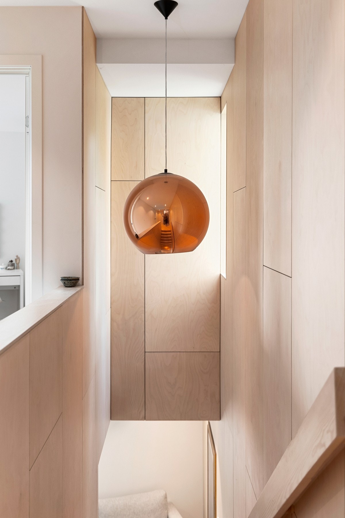 Treplatene og vinduene skaper fine lysspill i trappeløpet. Galleribilde