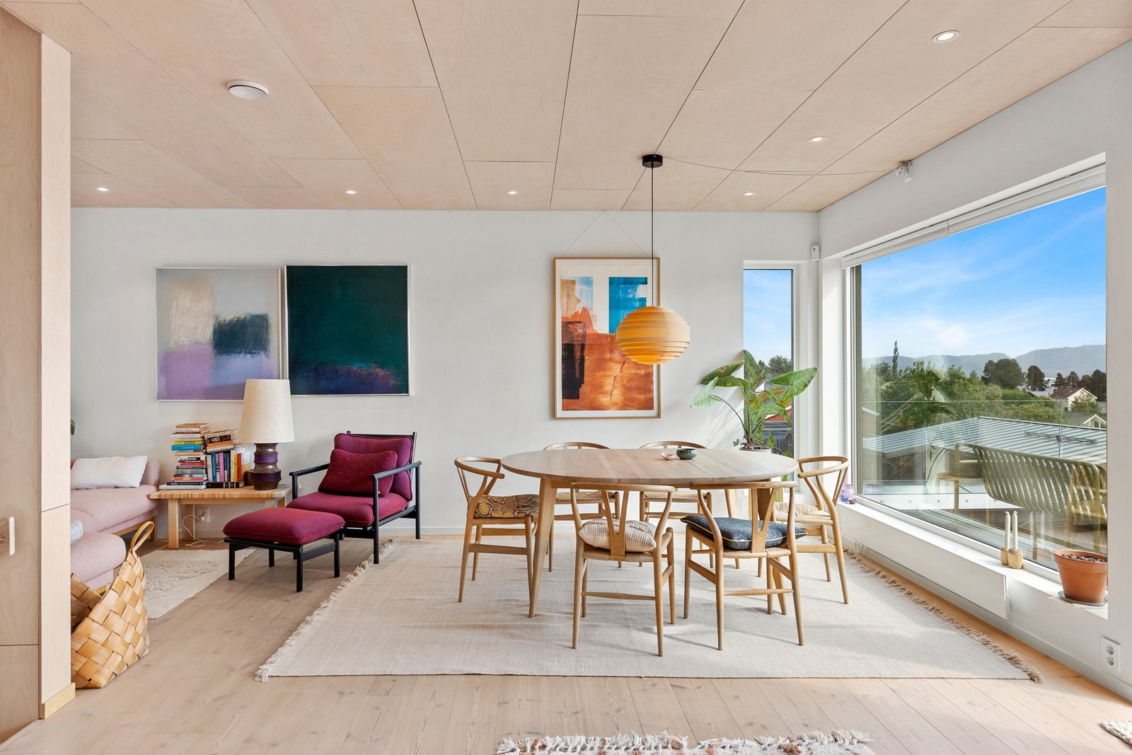 De store vindusflatene skaper en sømløs overgang mellom inne- og uterommet, samtidig som du får fantastiske utsiktsforhold. Galleribilde