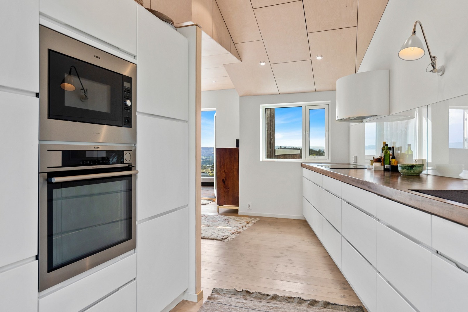 Delikat kjøkken med lyse, slette fronter og kvalitetshvitevarer fra AEG. Galleribilde