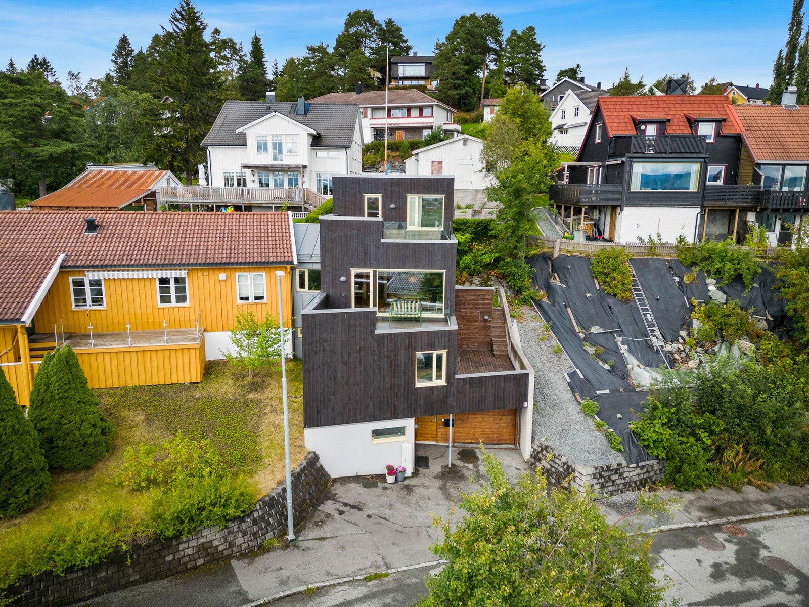 Eiendommen ligger på et høydedrag, og består av en enebolig på 166 kvm. Galleribilde