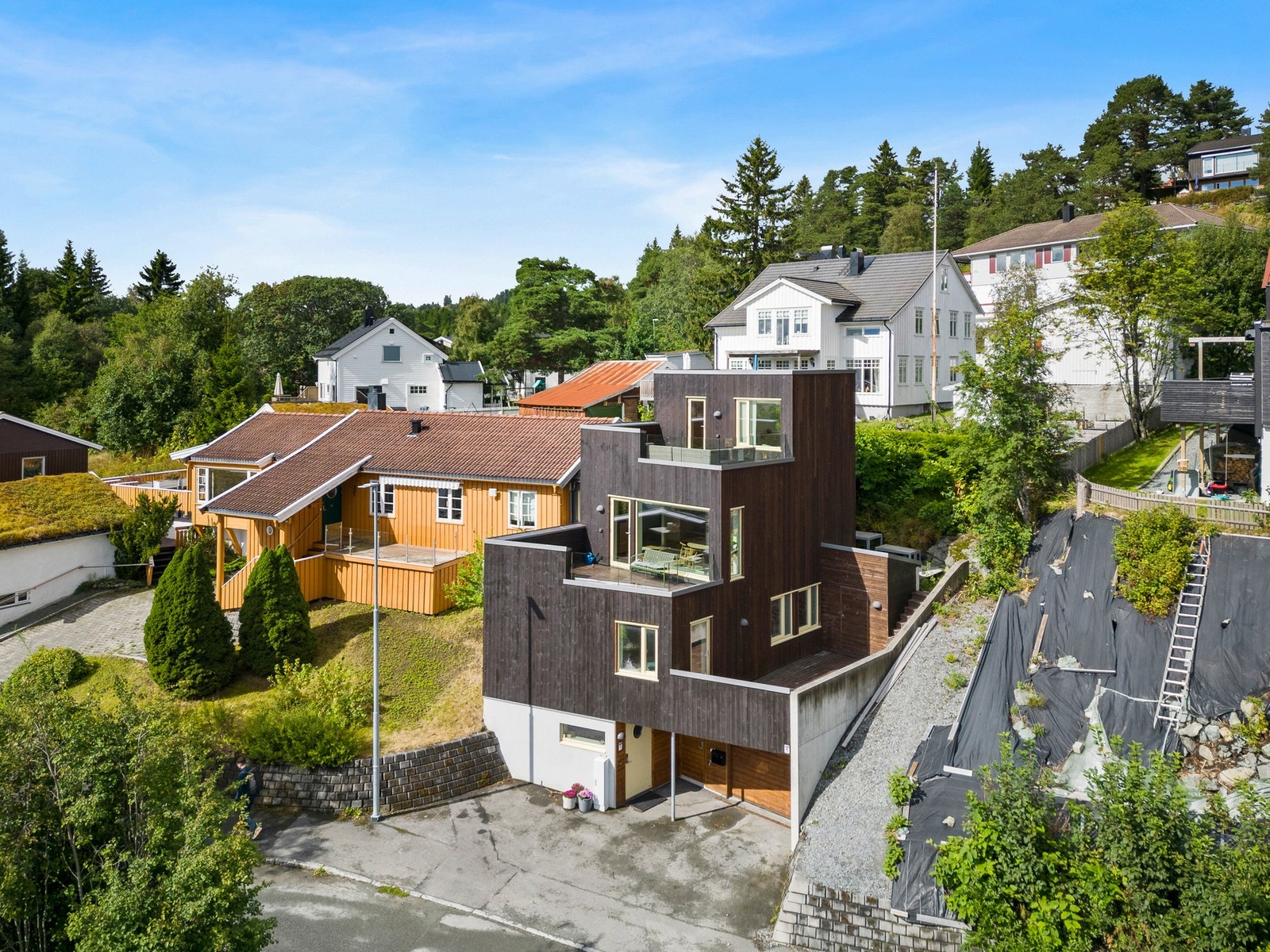 Eneboligen har en spennende og unik utforming med farge- og materialvalg som speiler nærområdet og Bymarka. Galleribilde