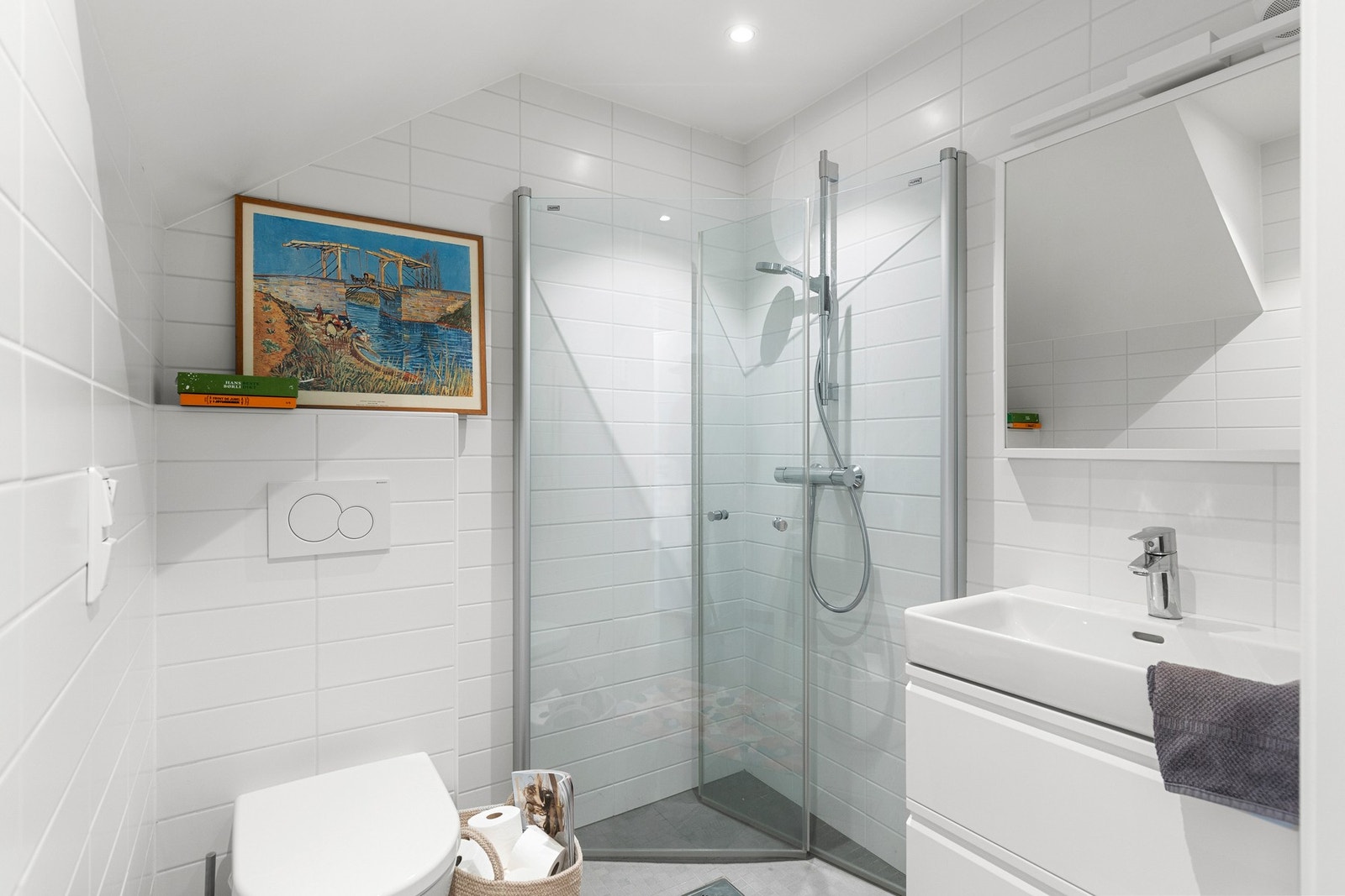 Pent, flislagt bad med lys innredning. Galleribilde