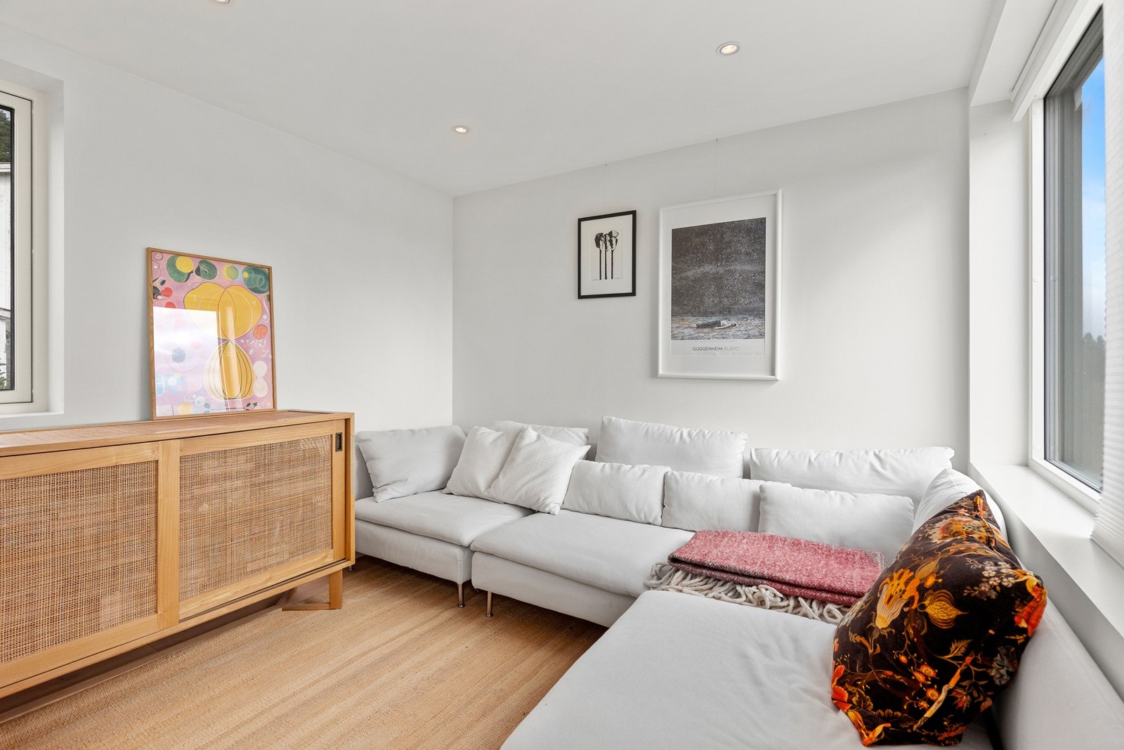 Luftig loftstue med god plass til en stor hjørnesofa. Galleribilde