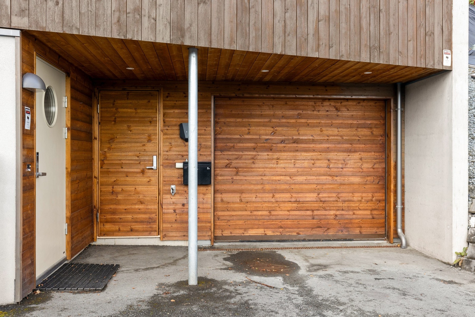 Parkering i garasje med elektrisk port. God lagringsplass i en utvendig sportsbod. Galleribilde