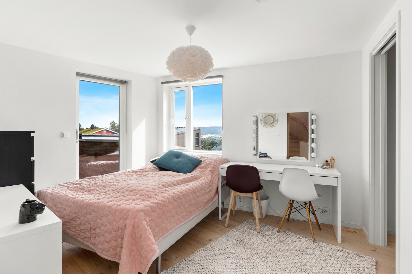 Soverom 3 er 10,3 kvm med utgang til terrasse. Galleribilde