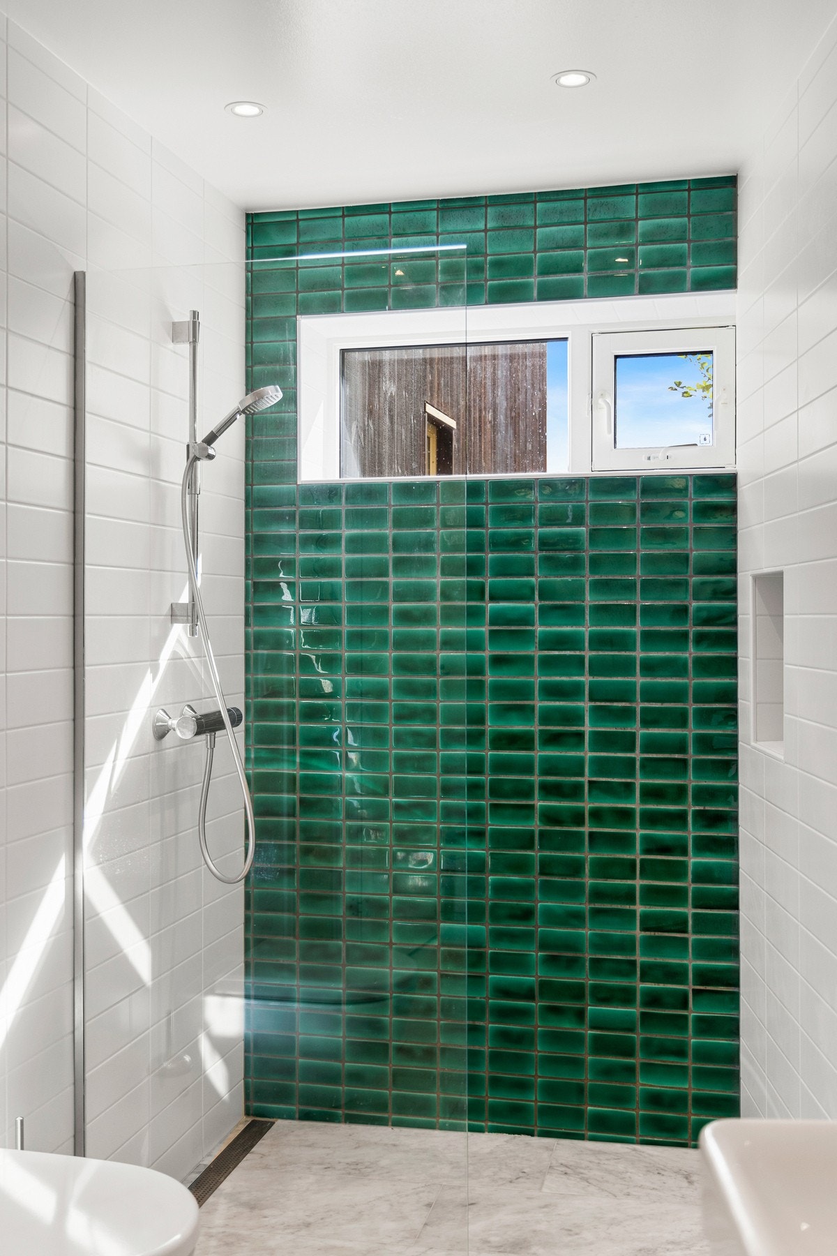 Stor dusjsone med nydelige og meget dekorative flis på veggen. Galleribilde