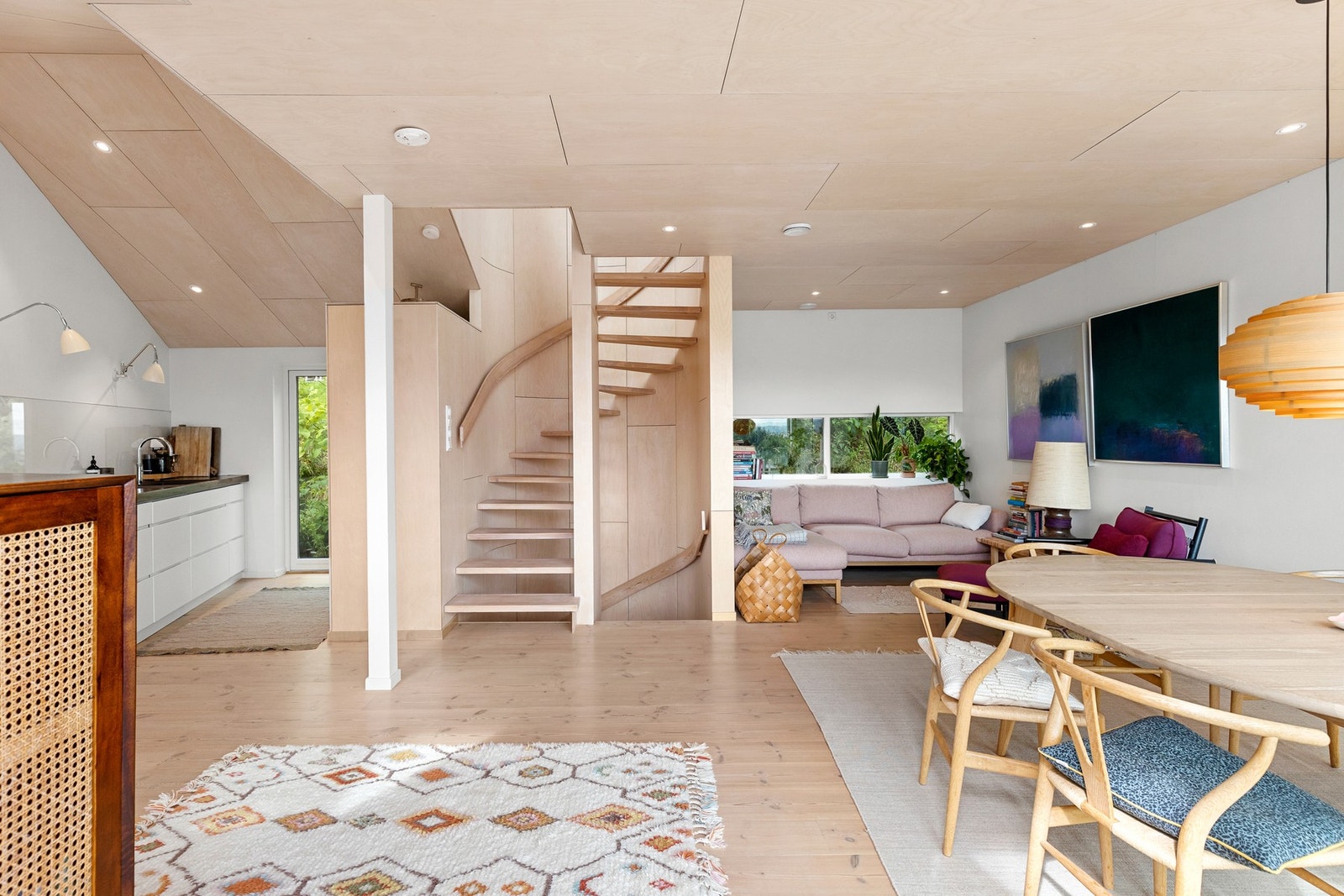 Koselig sofakrok innenfor spisestuen. Galleribilde