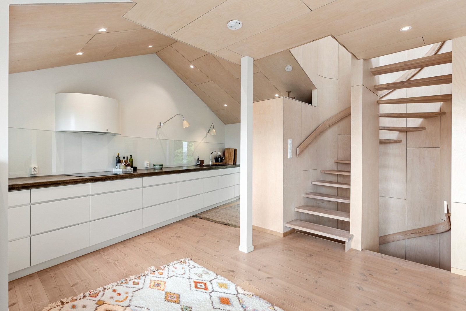 Den unike trappen er hovedpulsåren gjennom hele boligen. Galleribilde