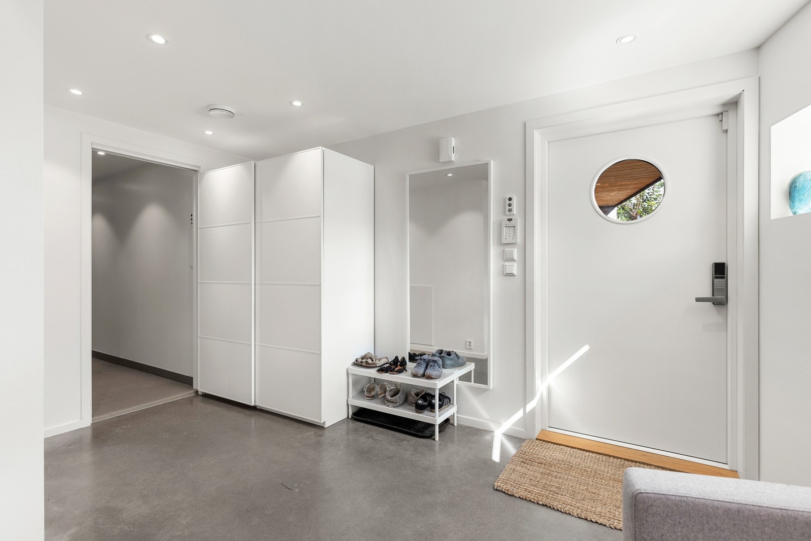 Stor og hyggelig entré med god plass til oppbevaring av sko og yttertøy. Galleribilde