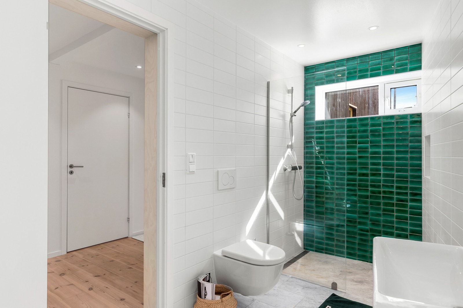 Stor dusjsone med nydelige og meget dekorative flis på veggen. Galleribilde