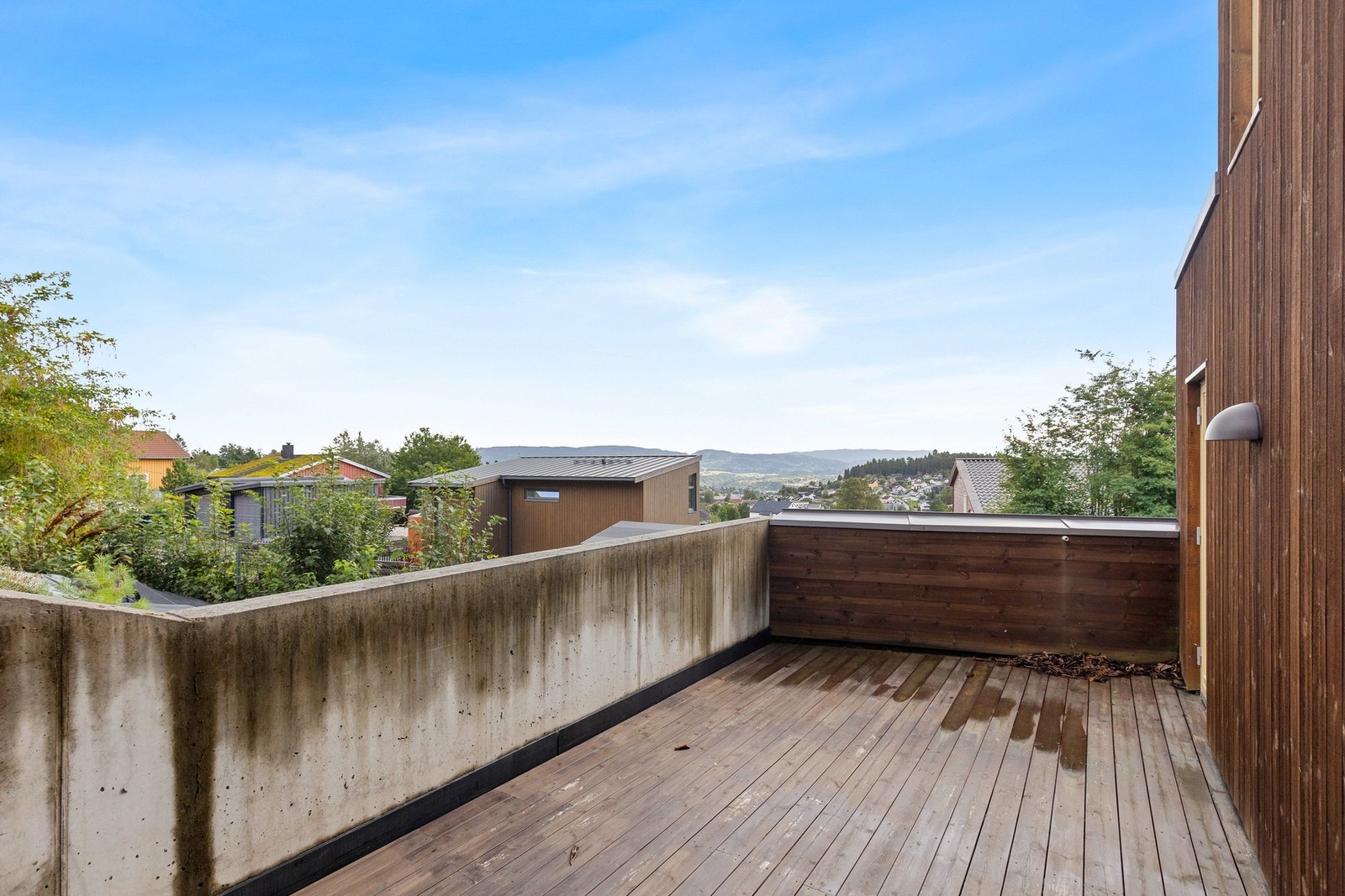 Stor terrasse på 17,5 kvm. Her er det også en utvendig bod på 3 kvm. Galleribilde