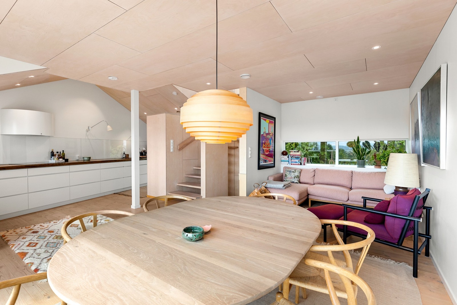 Vinduer på begge sider av rommet sørger for god lysgjennomstrømming og en luftig atmosfære. Galleribilde