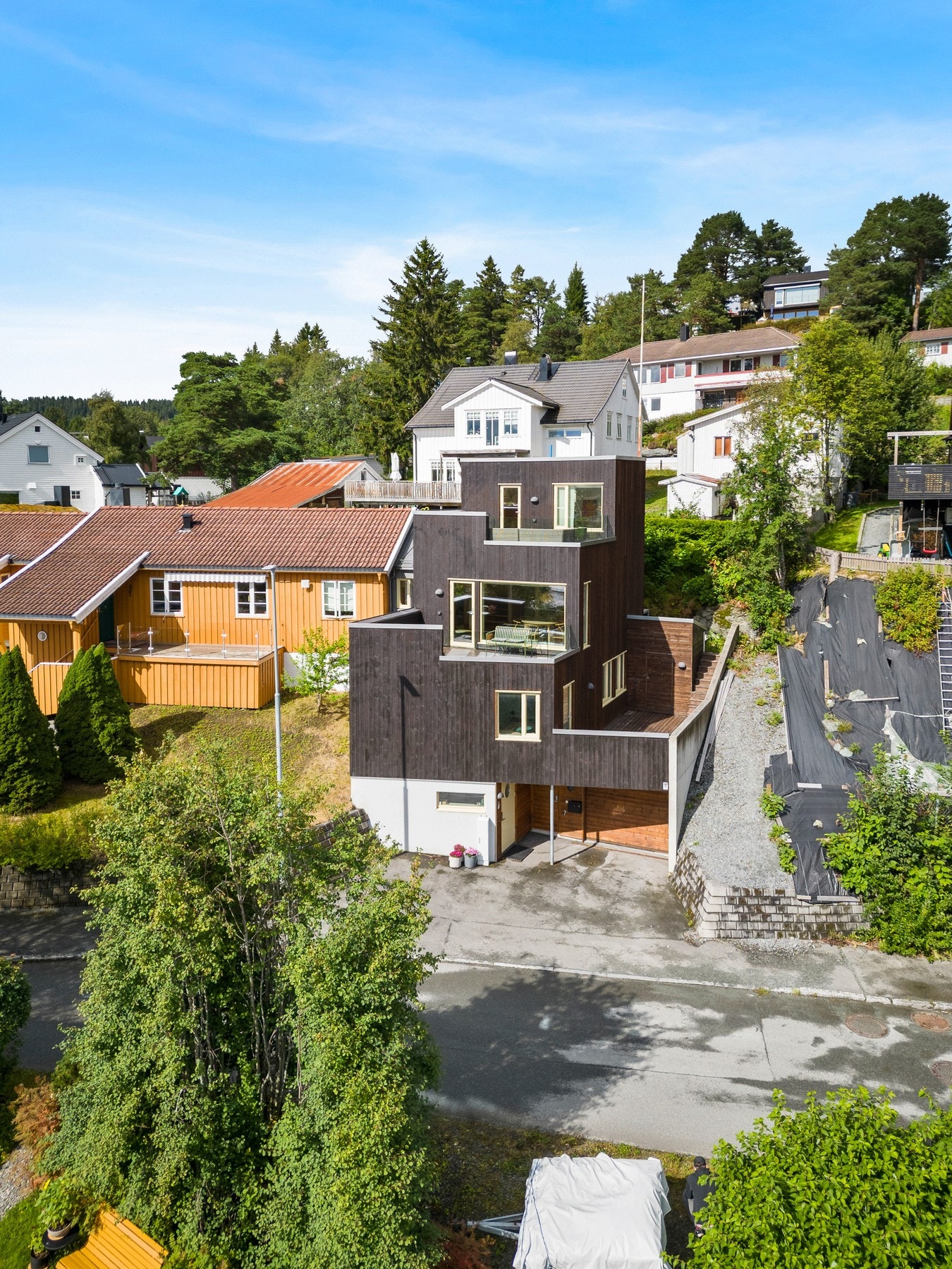 Eiendommen ligger på et høydedrag, og består av en enebolig på 166 kvm. Galleribilde