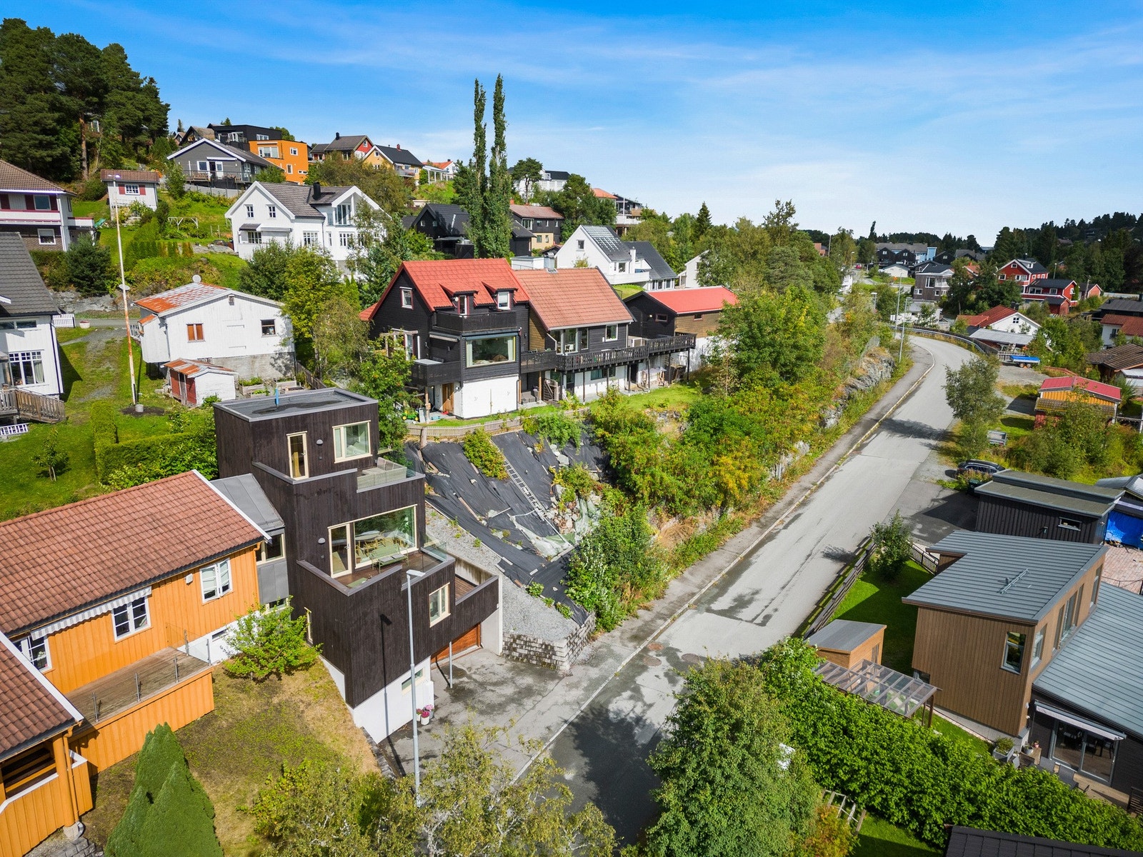 Her bor du i et meget fint og etablert nabolag med umiddelbar nærhet til Bymarka.
Herfra er det også kort og trygg skolevei til Dalgård barneskole og Ugla ungdomsskole. Galleribilde