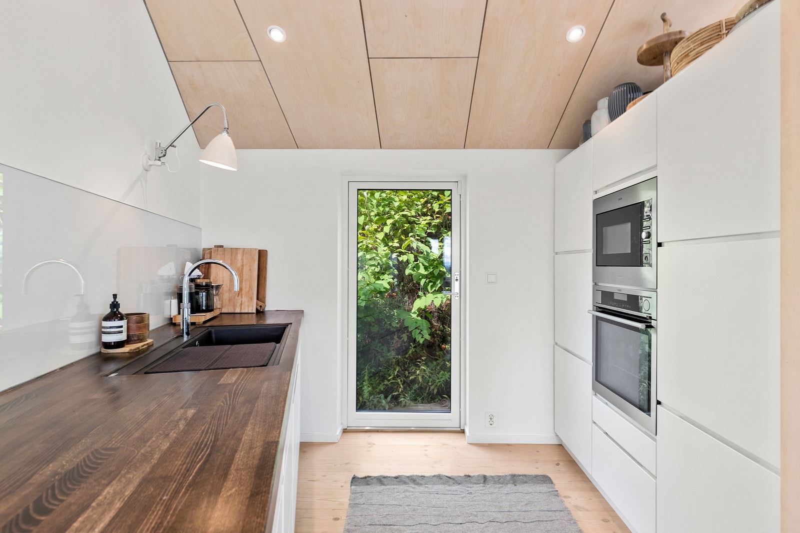 Direkte utgang til en skjermet terrasse på baksiden av boligen. Galleribilde