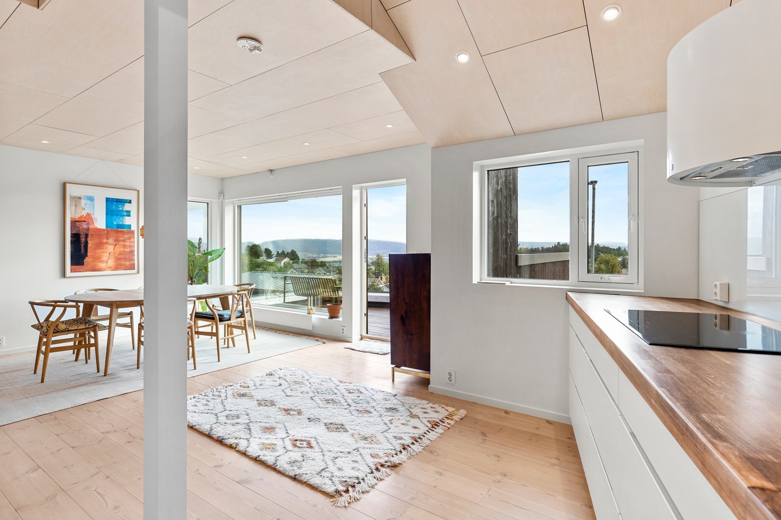 Spisestuen ligger praktisk til i forbindelse med kjøkkenet. Galleribilde