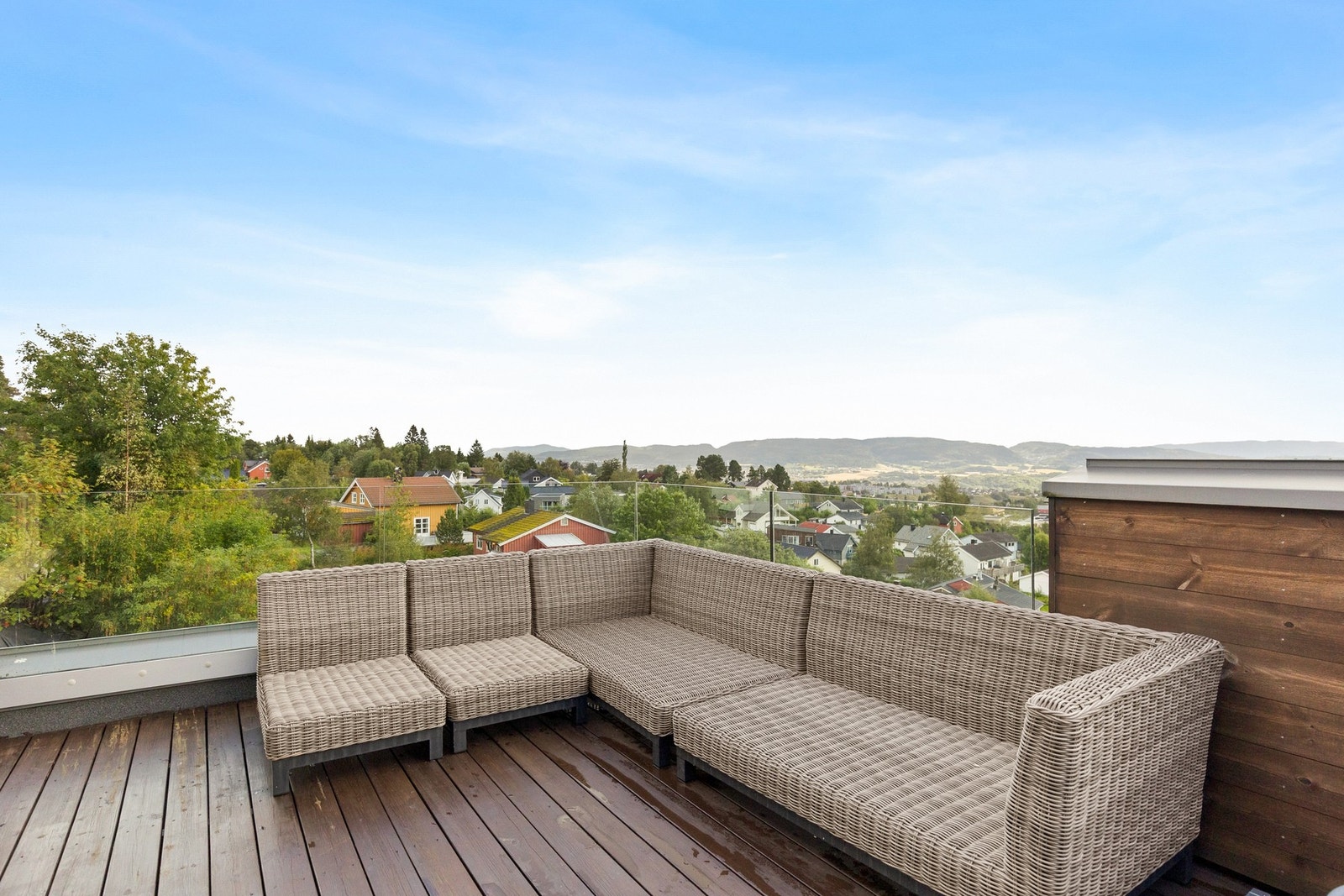 Fra loftstuen er det direkte utgang til en herlig takterrasse. Galleribilde