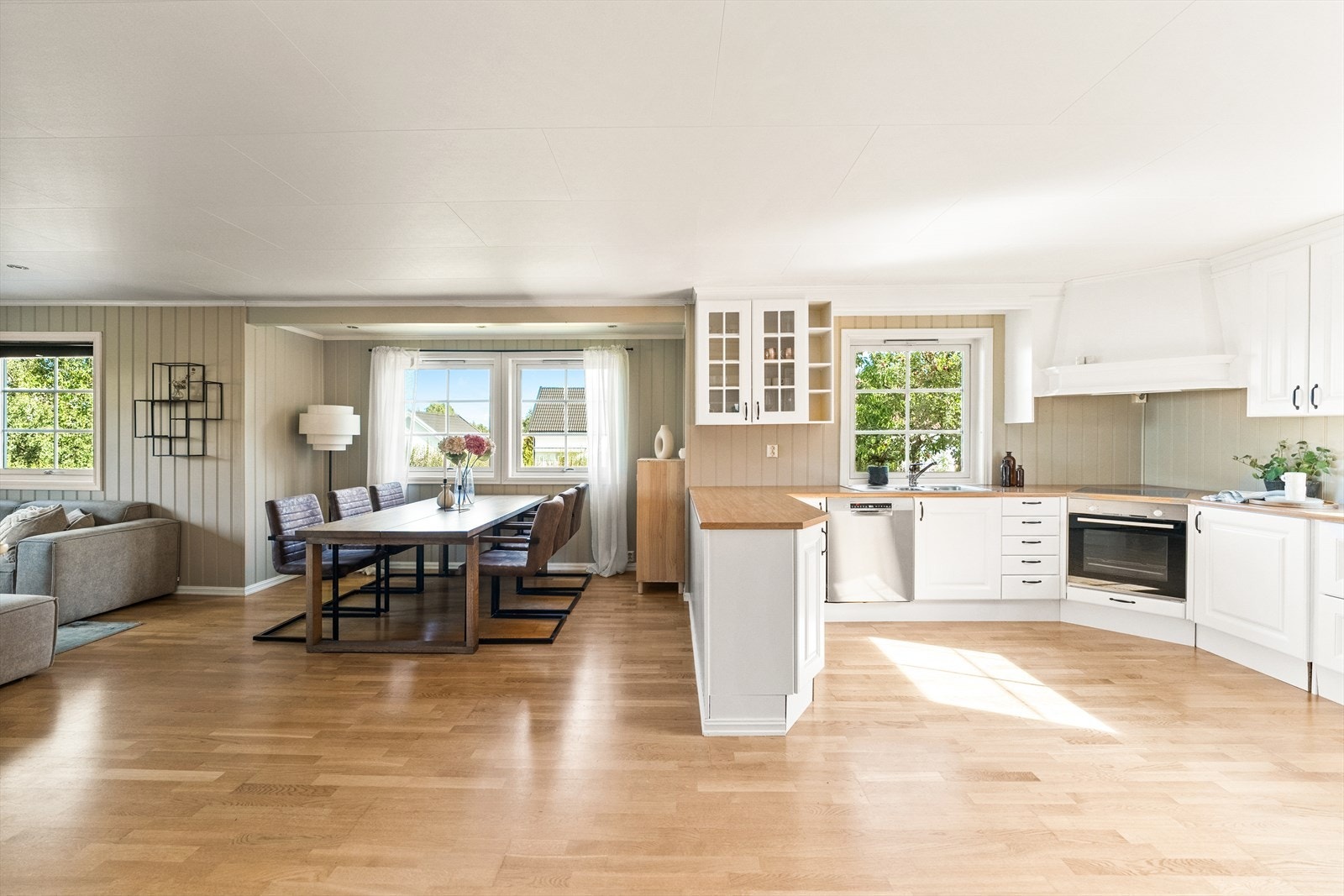 Boligen inneholder blant annet 4 soverom i fin størrelse, 2 baderom, 2 stuer, spisestue og kjøkken med adkomst til terrasse med gode solforhold. Videre en romslig gang med skyvedørsgarderobe, bodrom og balkong med Mjøsgløtt. Galleribilde