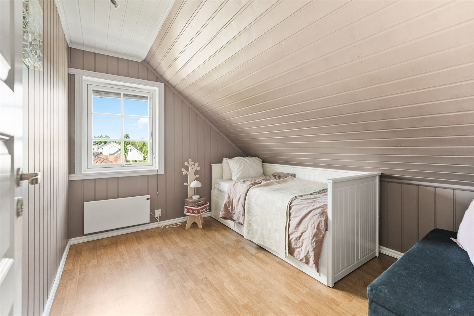 Soverom 2 i lys utførelse med plass til møblering. Galleribilde