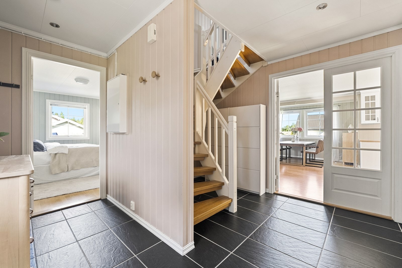 Lys og romslig gang med adkomst til hovedsoverom, stue og bad. Galleribilde