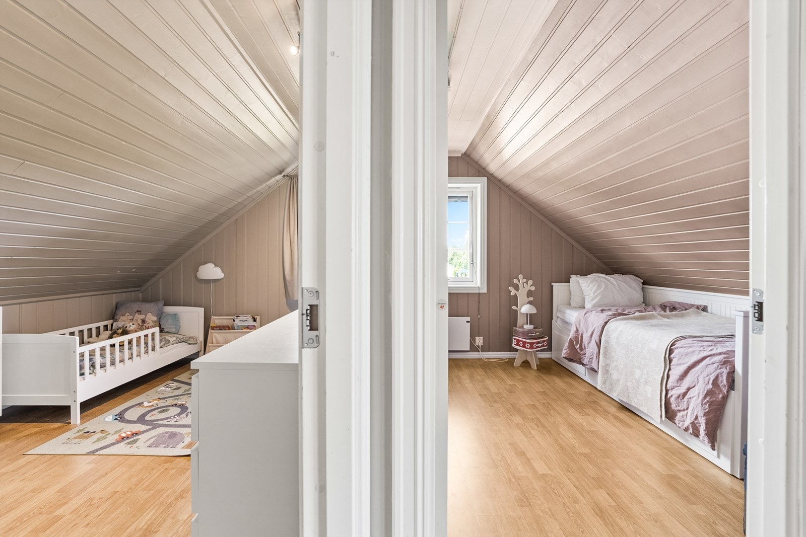 Andre etasje har tre soverom i fin størrelse. Galleribilde