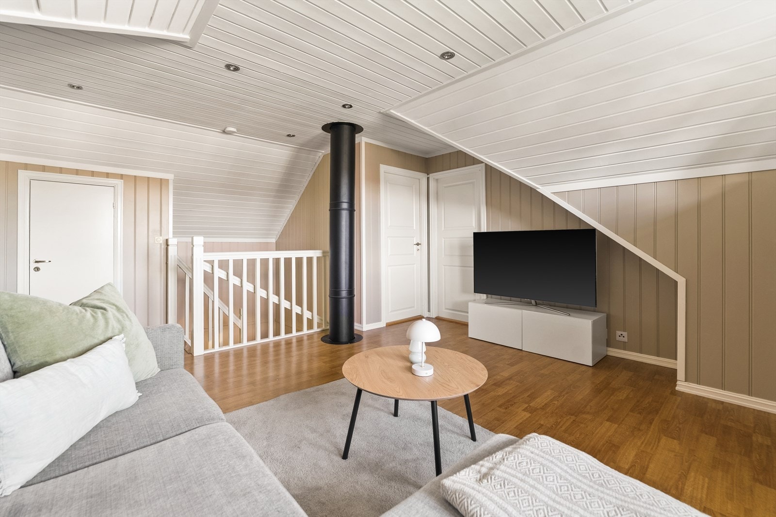 Rommet gir plass til ønsket møblering og har montert spotter i tak. Galleribilde