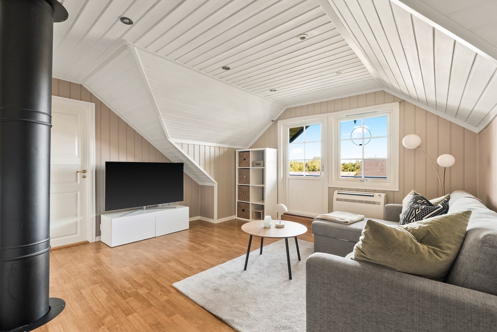 Stuen i andre etasje er et sosialt rom som blant annet har adkomst til balkong med Mjøsgløtt. Galleribilde