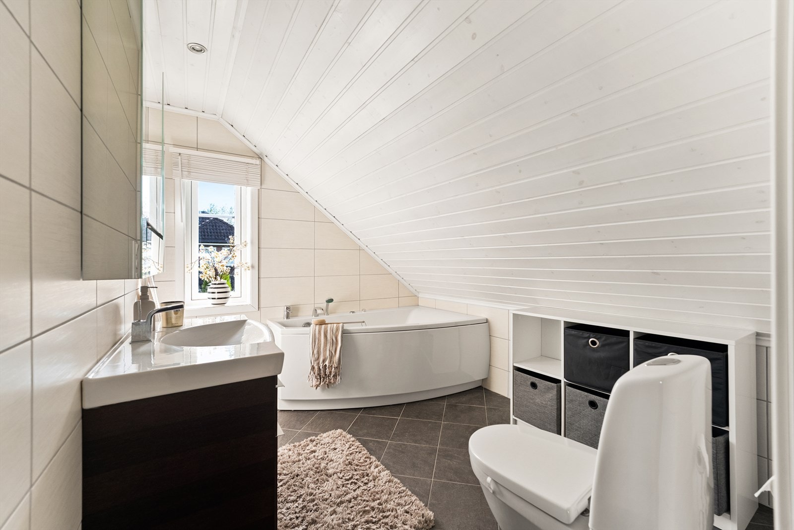 Spotter i tak og varme i gulv. Galleribilde