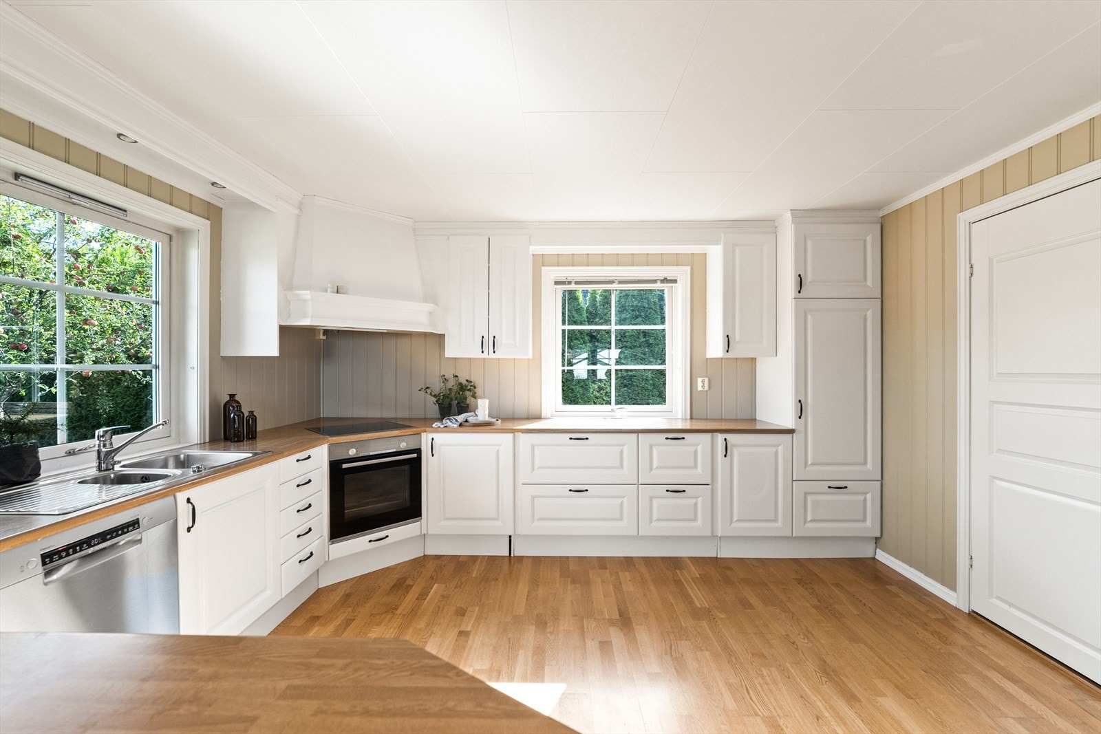 Kjøkkeninnredning er dekket av laminerte skrog, profilerte fronter og laminert benkeplate med kjøkkenkum. Integrert stekeovn, koketopp og kjøleskap, med plass til frittstående oppvaskmaskin. Galleribilde