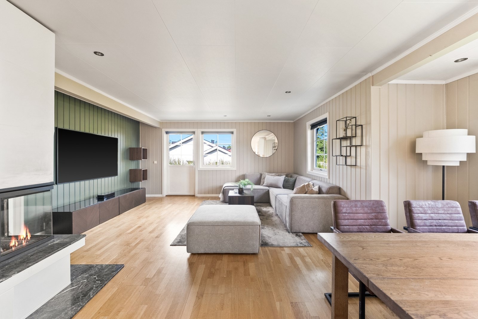 Stuen slipper inn godt naturlig dagslys og gir plass til ønsket møblering. Galleribilde