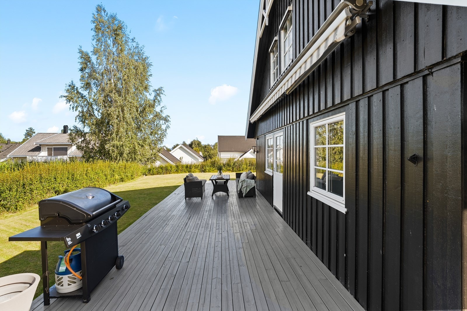 Romslig terrasse med adkomst fra stue. Terrassen Galleribilde