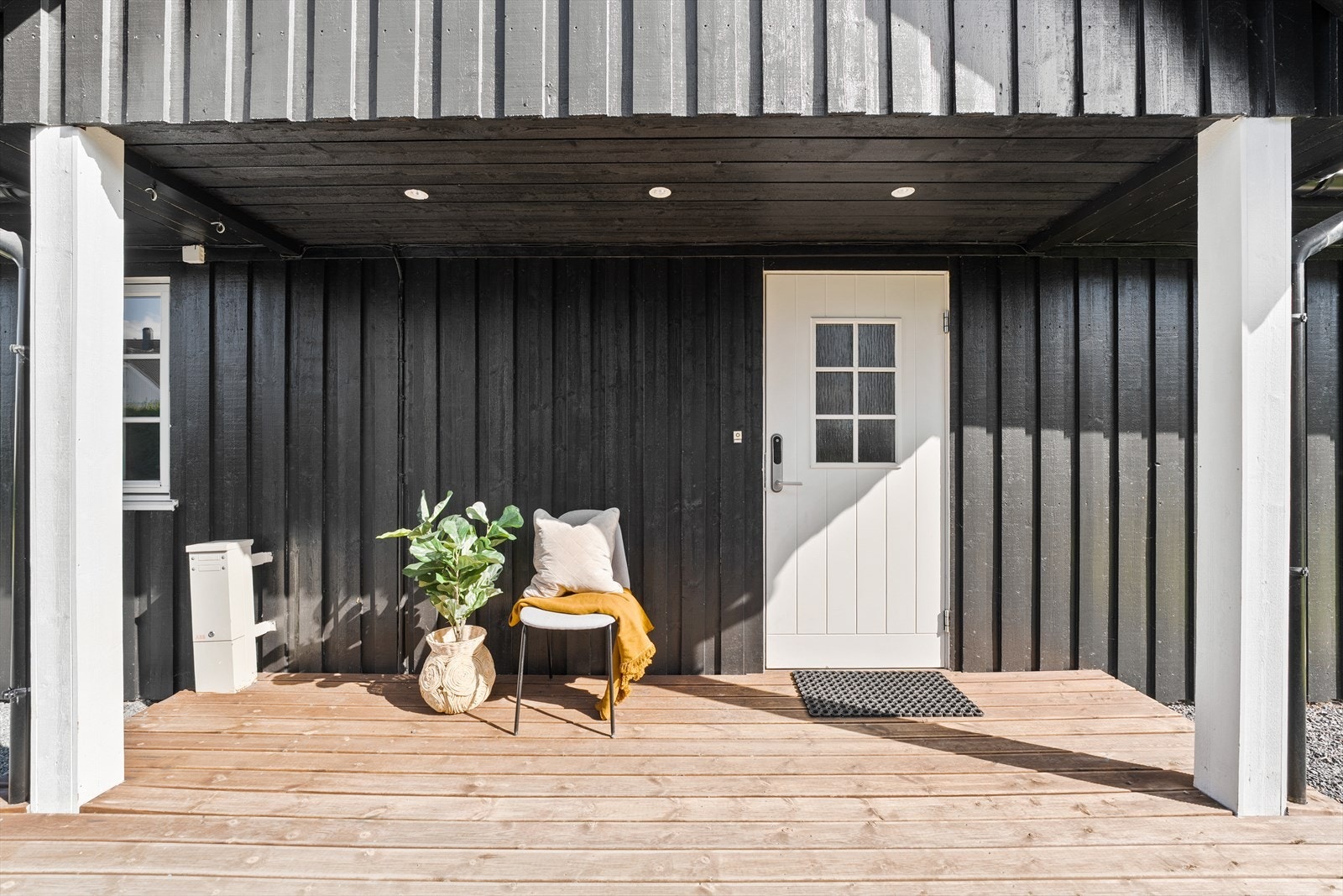 Innbydende inngangsparti med delvis overbygg. Spotter montert i tak. Galleribilde