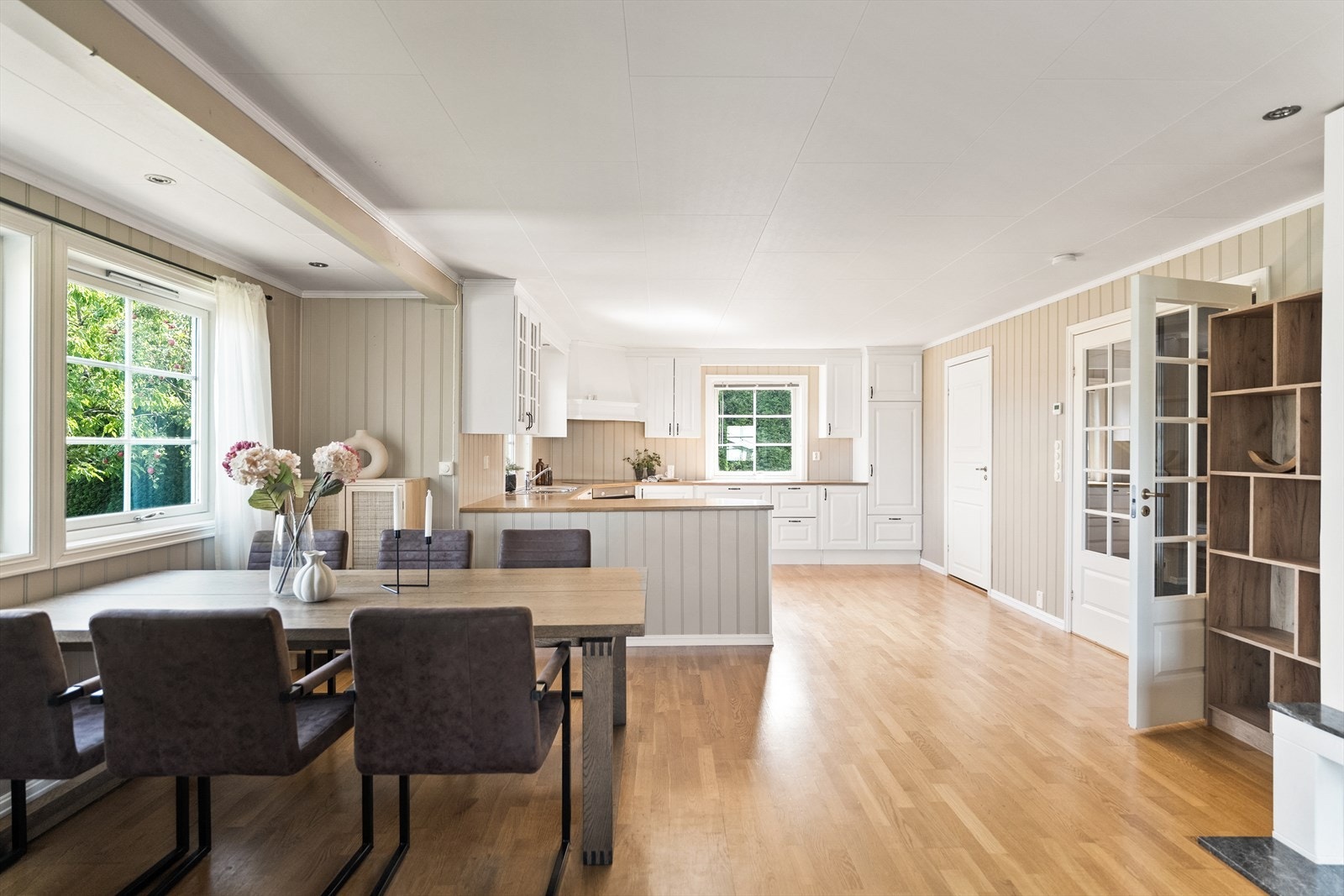 Den åpne løsningen mellom kjøkken og stue gir ett sosialt rom. Galleribilde