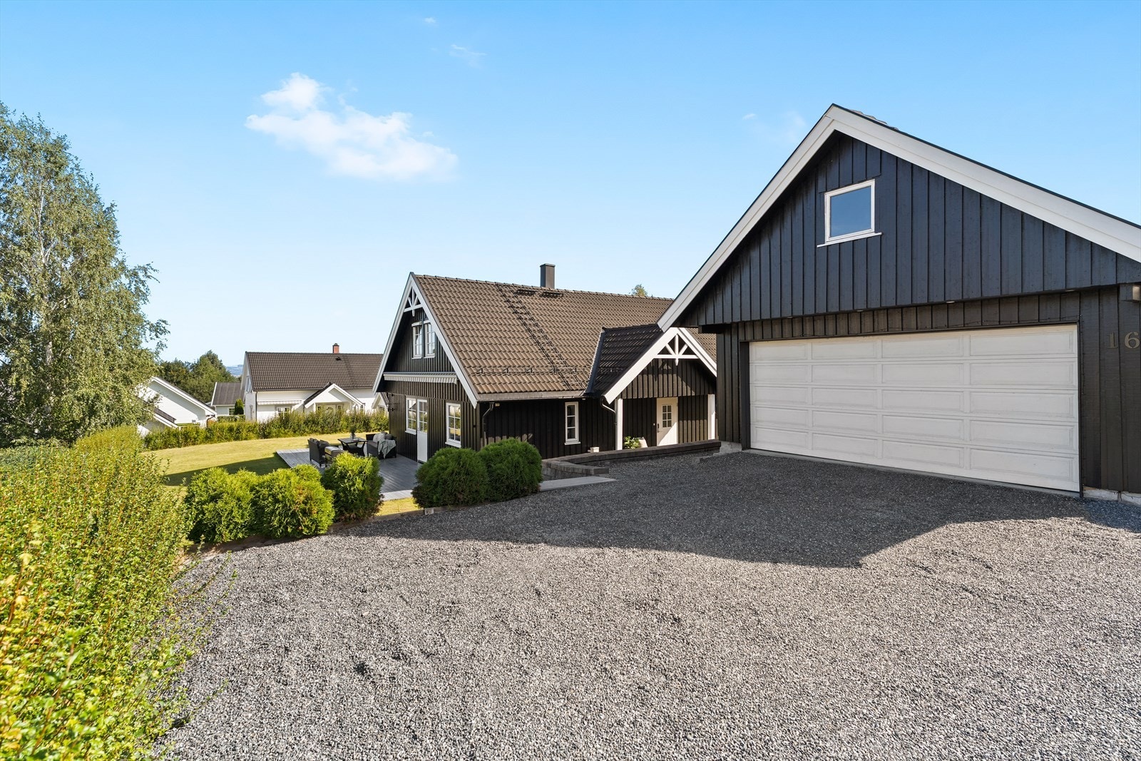 Parkering i dobbelgarasje m/ elbillader, samt parkering på egen gruset gårdsplass. Galleribilde