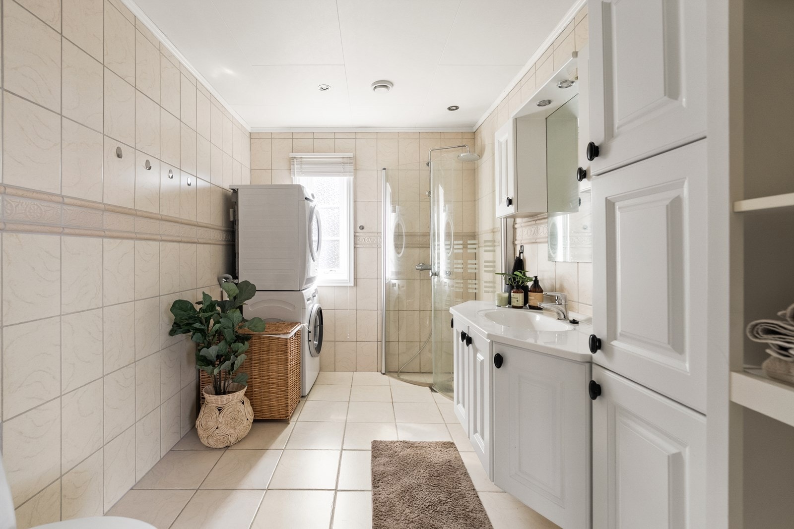 Flislagt baderom i lys utførelse med varme i gulv. Galleribilde