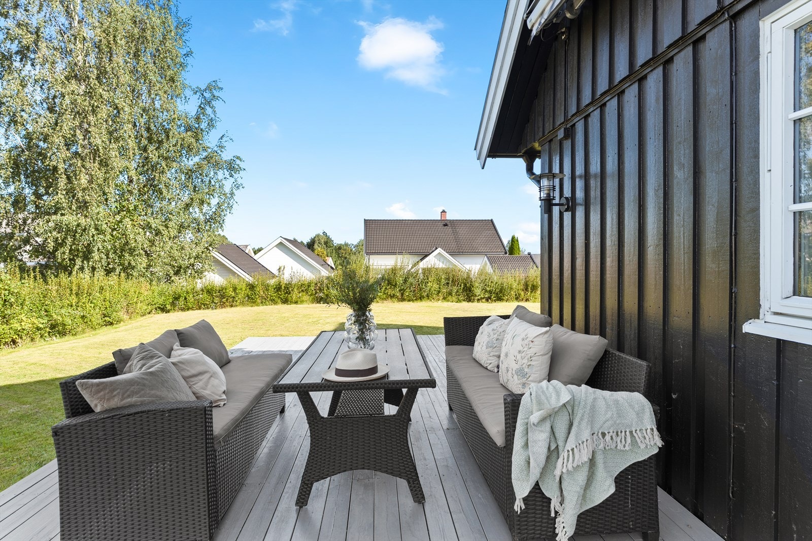 Boligen har fine uteområde med gode solforhold. Galleribilde