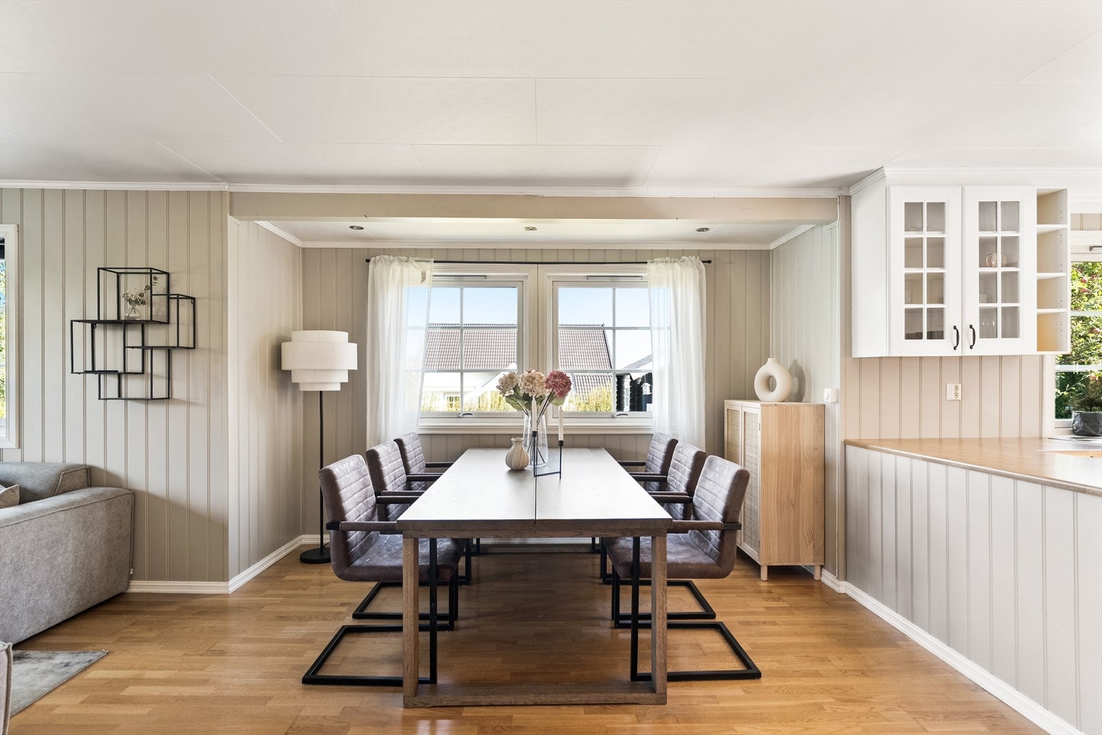 Rommet gir god plass til stor spisestue. Galleribilde