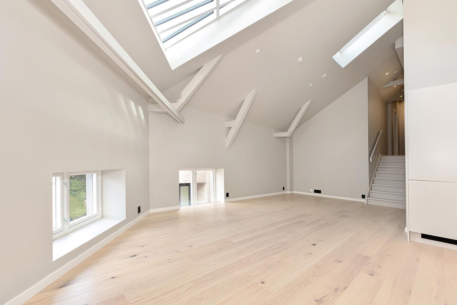 Stor og romslig stue med mange muligheter for innredning. Galleribilde