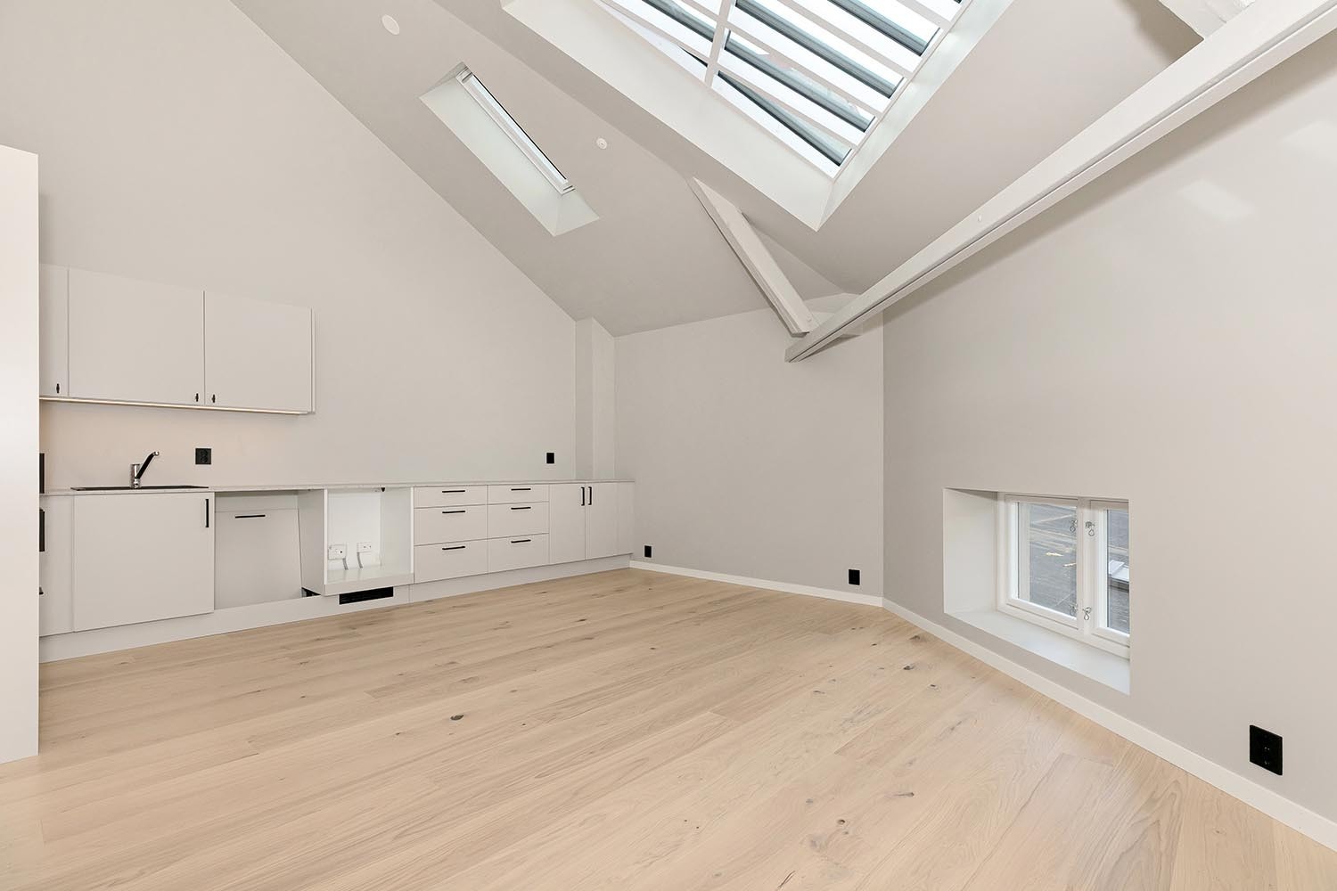 Åpen kjøkkenløsning med alt av hvitevarer. Galleribilde