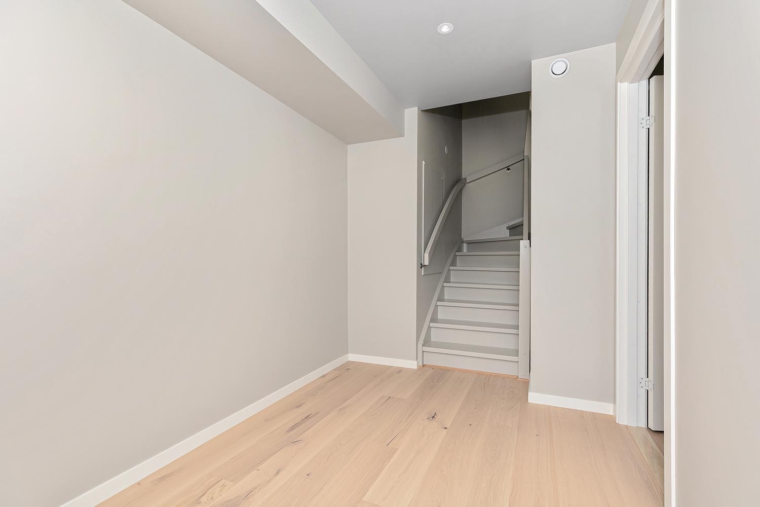 Entré med god plass til å henge fra seg yttertøy og sko. Galleribilde