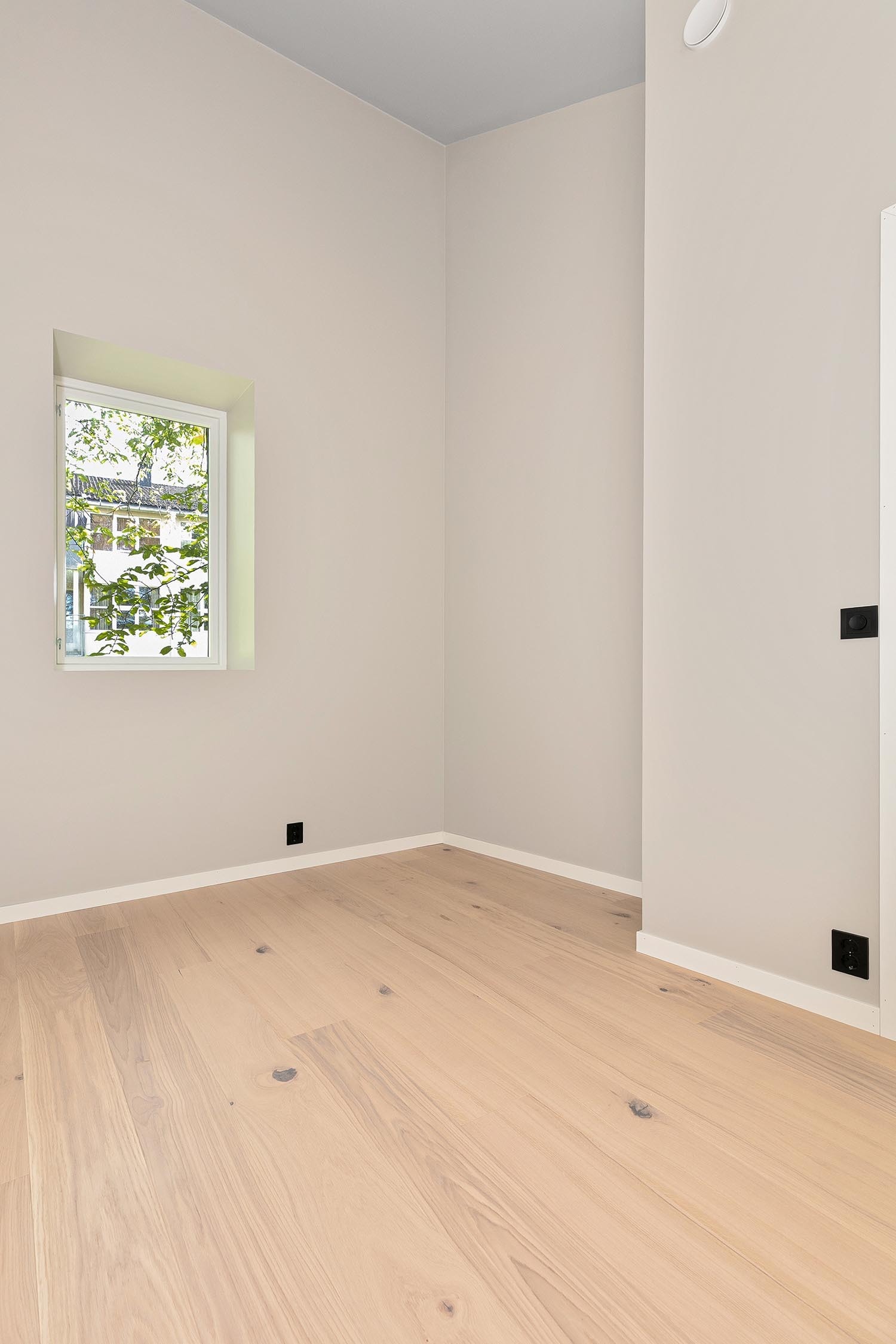 Soverom 2 med god plass til dobbeltseng og garderobeskap. Galleribilde