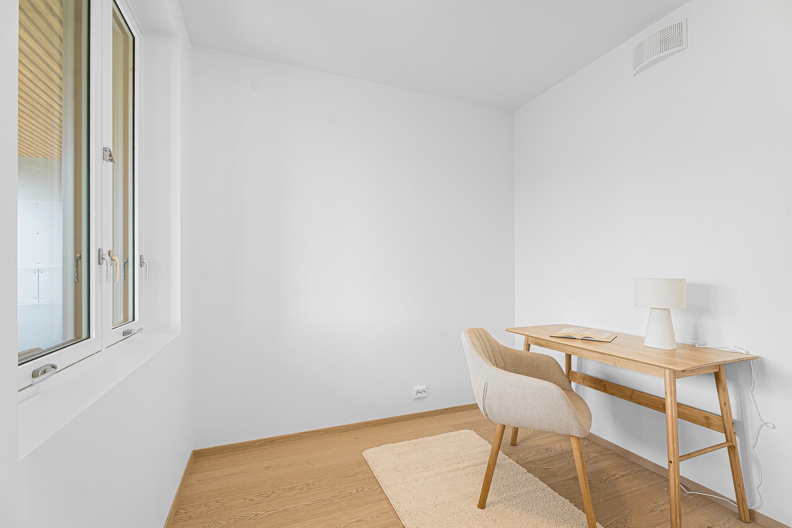 Soverom nr. 2. Dette passer også ypperlig til kontor, gjesterom, barnerom eller det du måtte ønske. Galleribilde