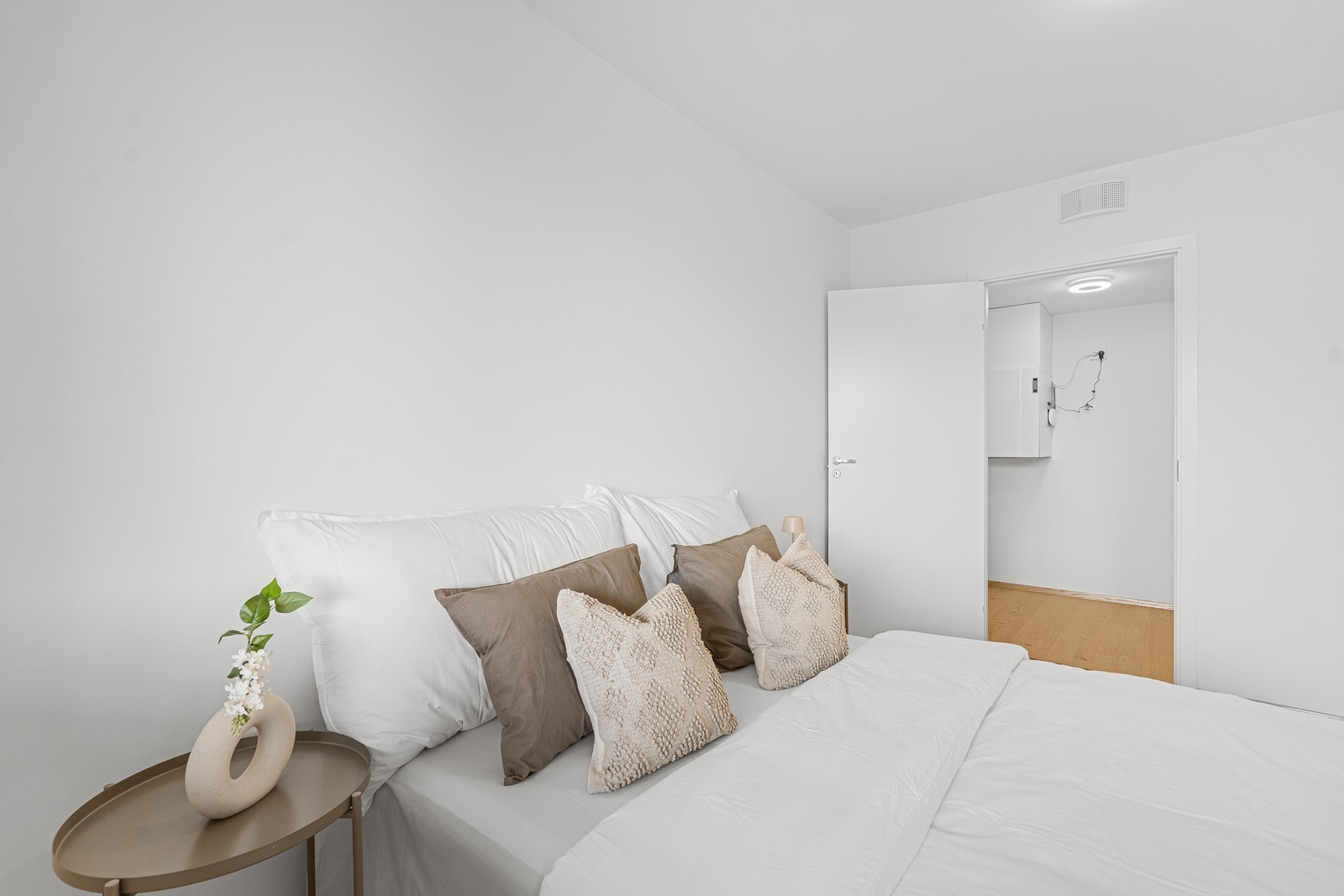 Fra soverommet er det tilgang til en praktisk innvendig bod. Perfekt for garderobe eller ekstra oppbevaring. Galleribilde