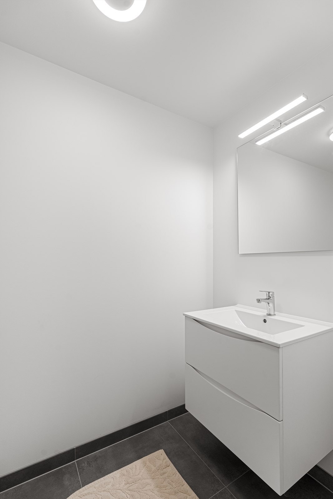 I gangen finner du ekstra gjestetoalett med samme fliser på gulv samt innredning. Galleribilde