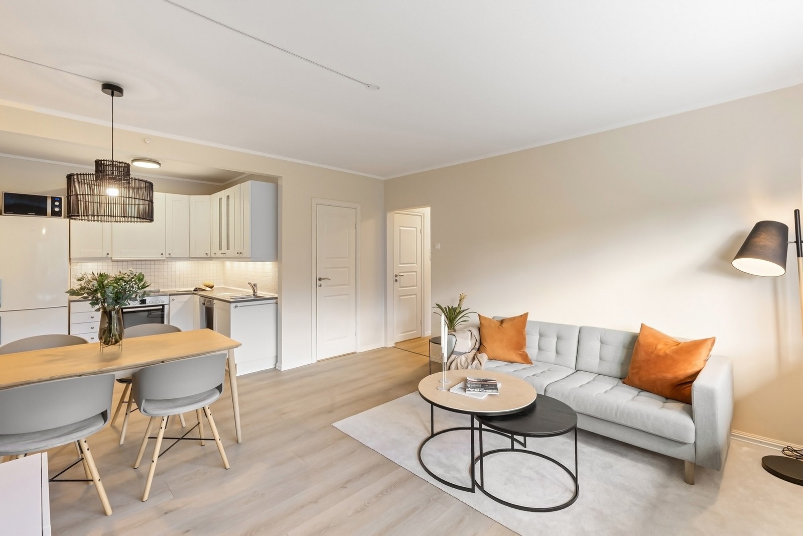 Leiligheten er enkel å møblere med plass til større sofa og spisebord i sonen nær kjøkken. Galleribilde