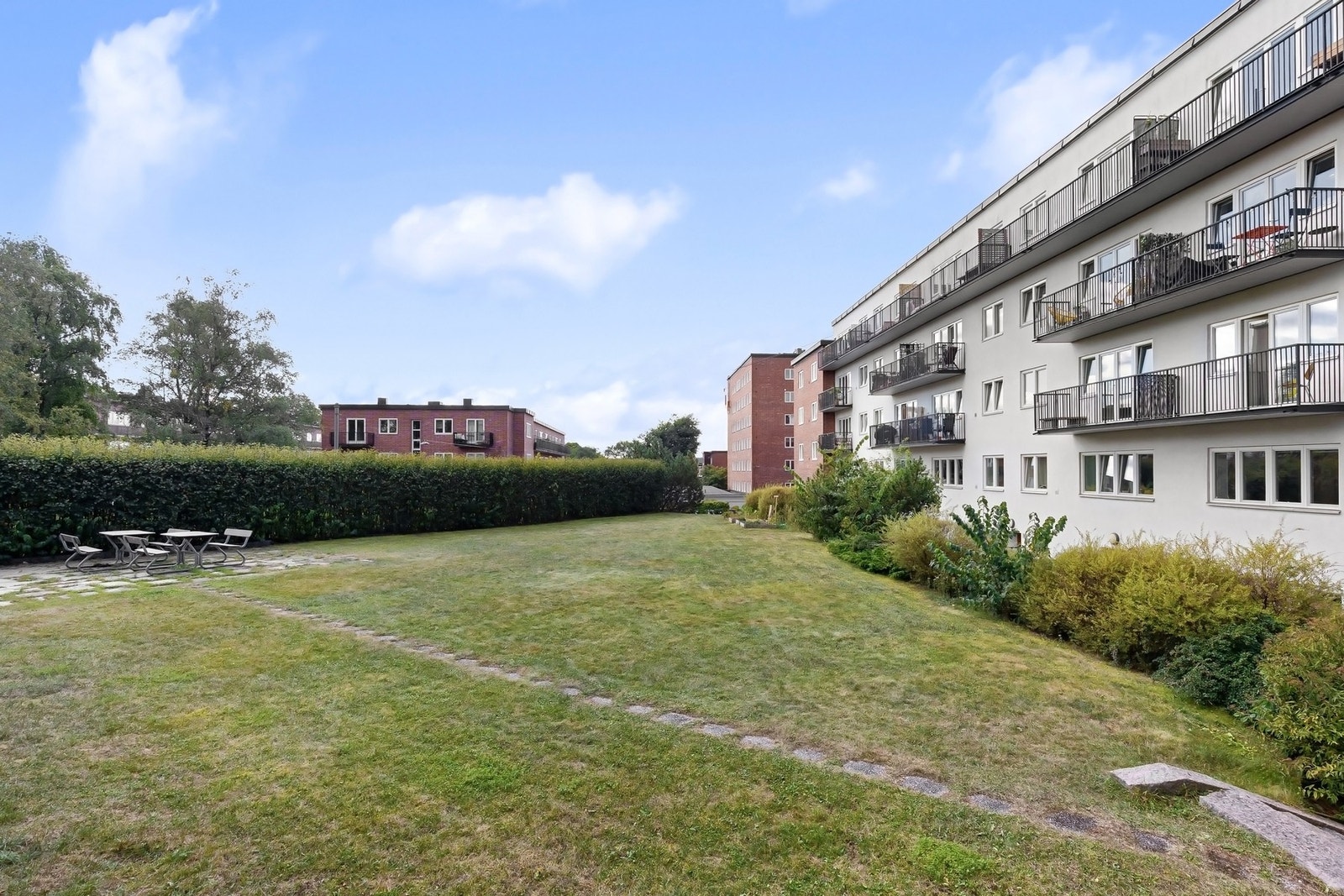 Borettslaget er veldrevet og har en fin skjermet felleshage som boligen vender ut mot. Galleribilde