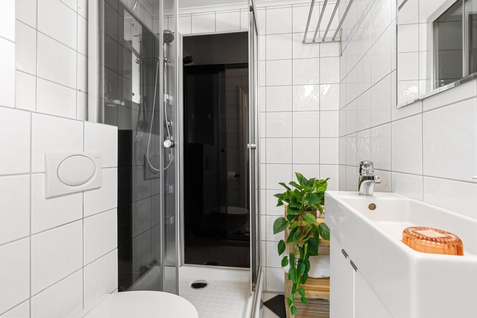 Det er opplegg for vaskemaskin på badet og plass til toppmatet maskin. Galleribilde